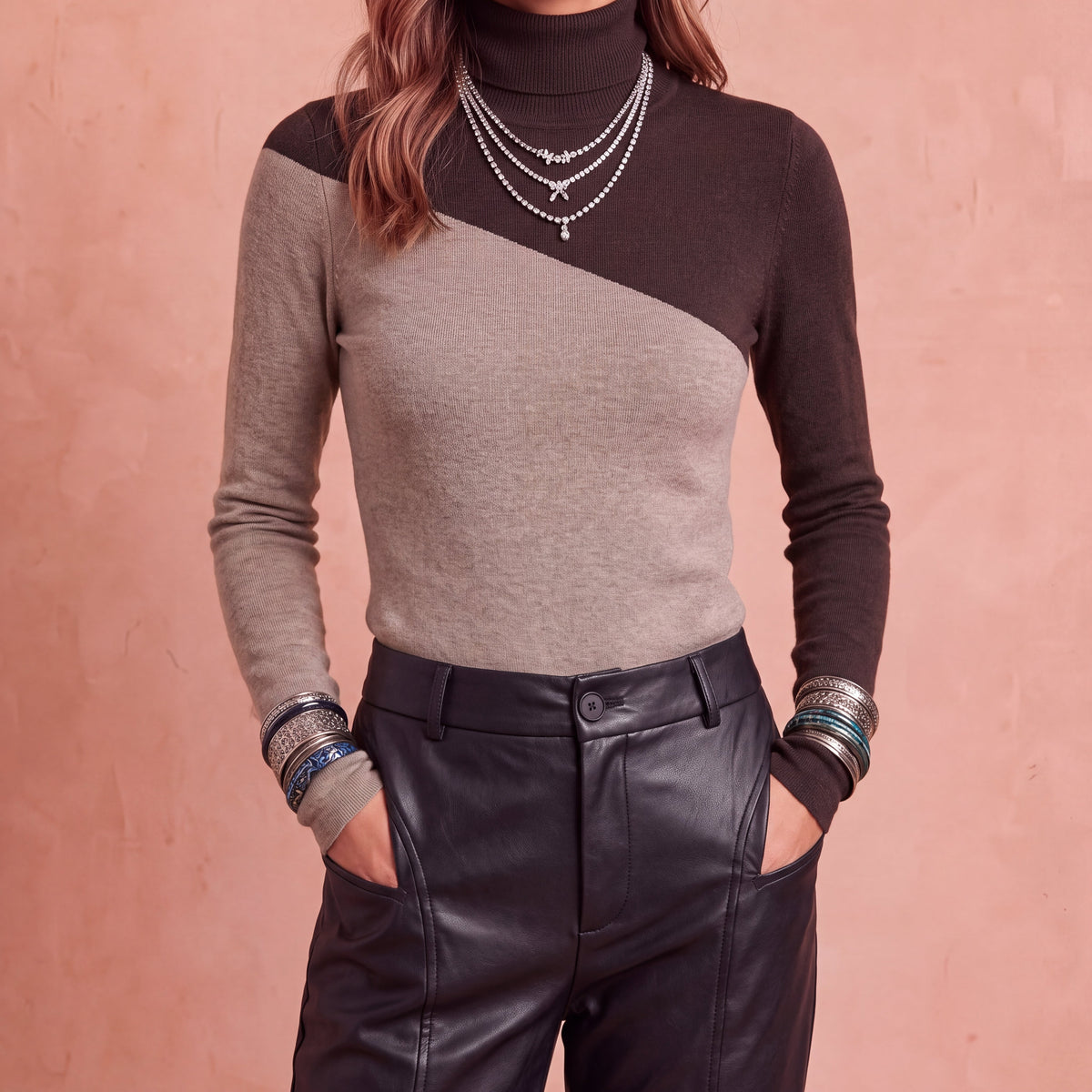 Venera - maglione asimmetrico a collo alto da donna